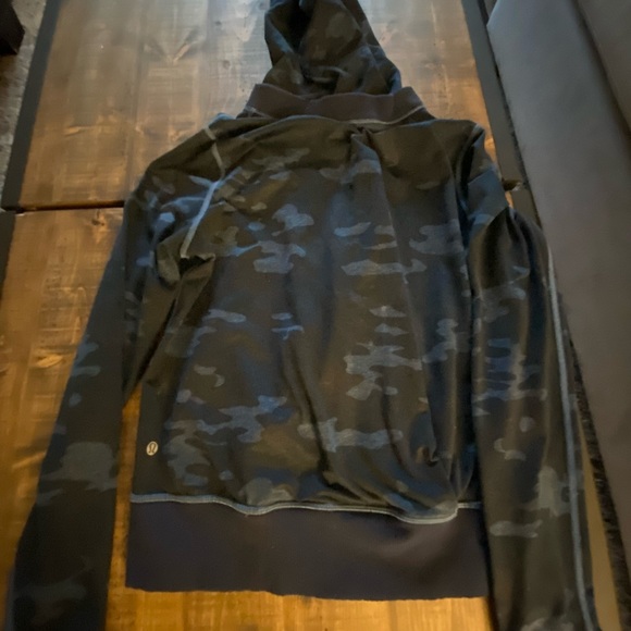 Lululemon Namaskar Hoodie
Heathered Texture Lotus Camo Oil Slick Blue / Inkwell - Picture 2 of 5